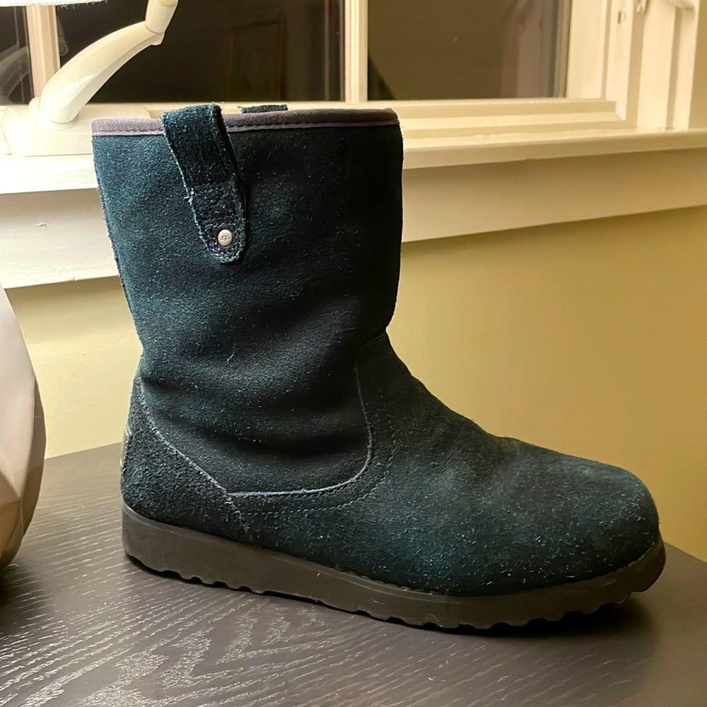 Ugg Boots Redwood Waterproof black size 6 mens or 7.5 or 8 in womens